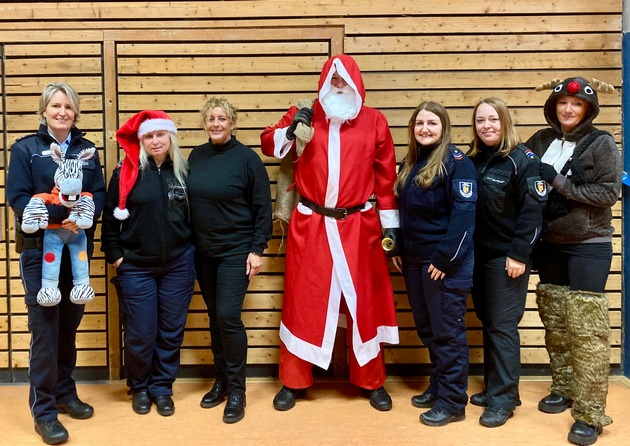 POL-MA: Mannheim: Nikolaus und Rentier &quot;Glöckchen&quot; sorgen gemeinsam mit der Polizei für mehr Sicherheit im Straßenverkehr - ABC-Schützen-Aktion