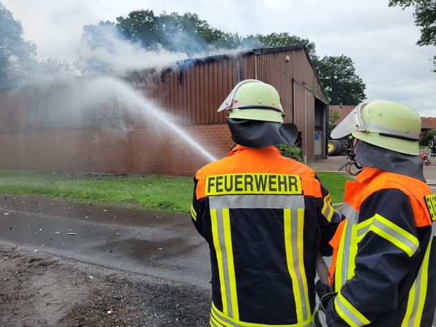 FW-ROW: Landwirtschaftliches Gebäude brennt in Riekenbostel
