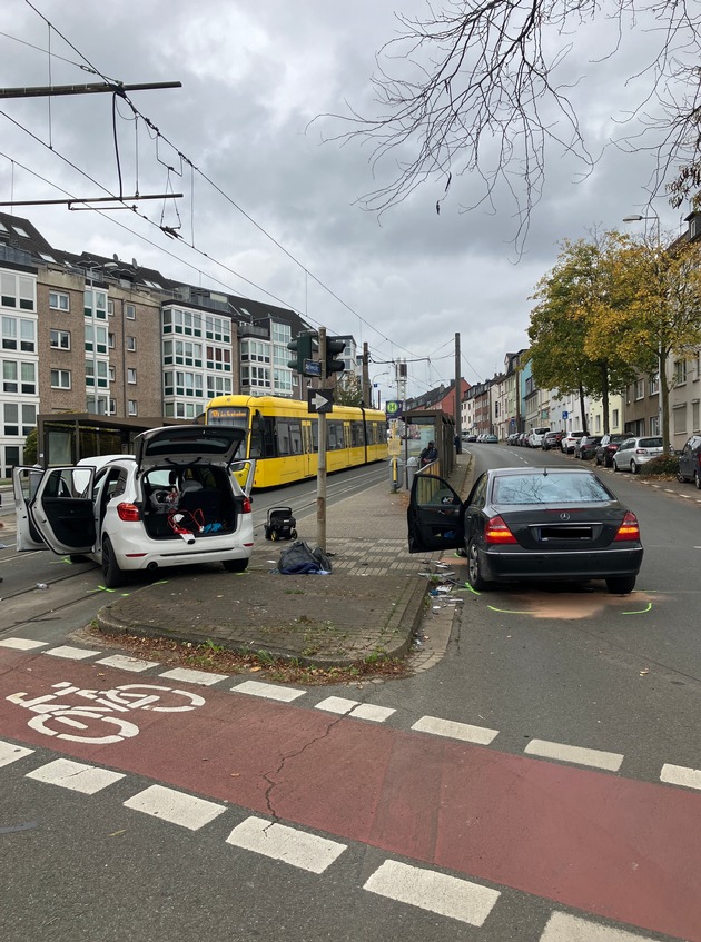 FW-MH: Verkehrsunfall Aktienstraße/ Mellinghofer Straße - drei verletzte Personen