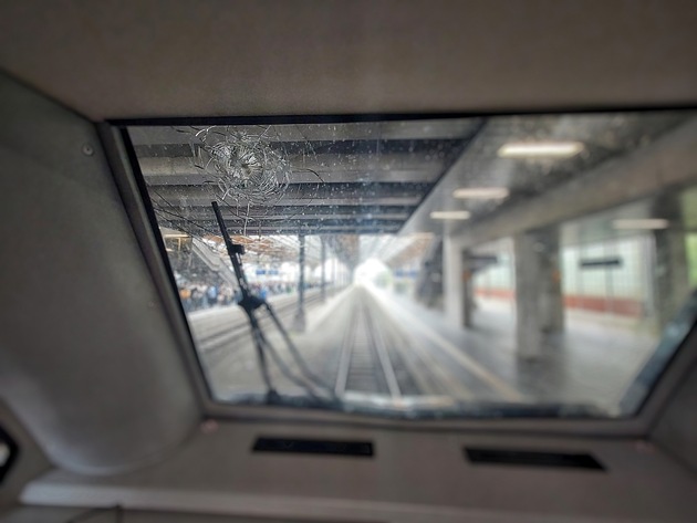 BPOL-KI: Vermummter bewirft Zug - Bundespolizei sucht Zeugen