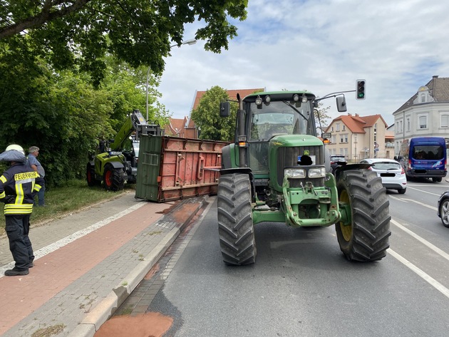 FW Lage: TH1 / Auslaufender Dünger aus umgestürzten Traktoranhänger - 19.05.2020 - 11:39 Uhr