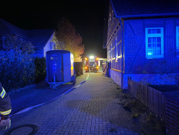 FW Flotwedel: Feuer greift auf Reithalle über - Anwohner reagiert vorbildlich