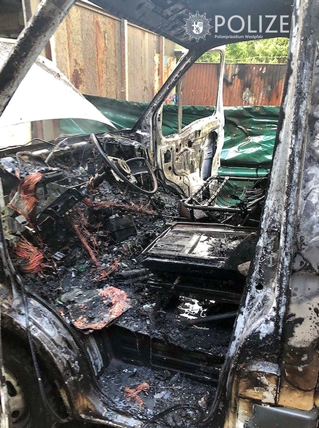 POL-PPWP: Transporter brennt aus