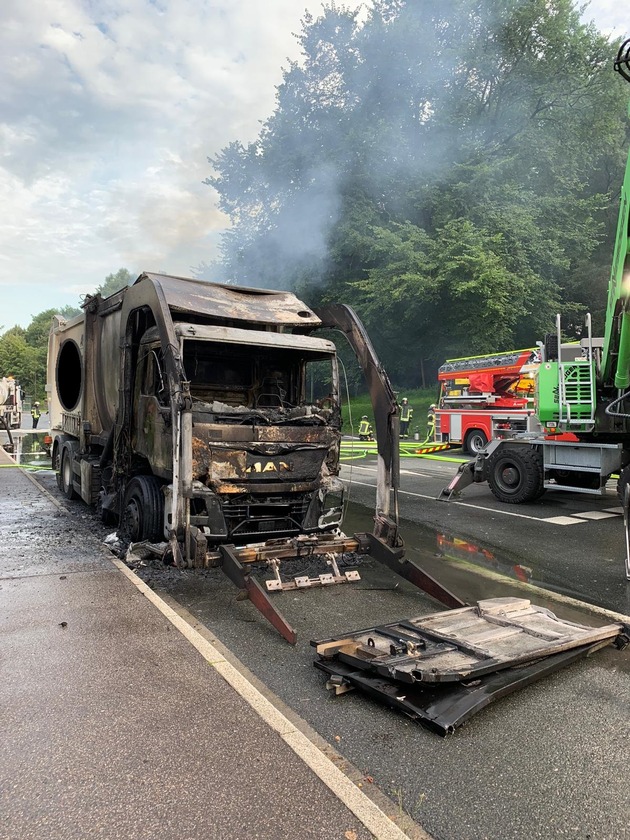 FW-EN: Brennender Müllwagen beschäftigt Feuerwehr