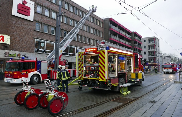 FW-GE: Feuer in einem Imbiss-Lokal in Buer-Mitte - Besitzer verletzt sich bei Löschversuchen