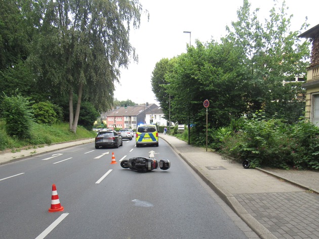 POL-ME: 79-jähriger Rollerfahrer weicht Skateboard aus und wird schwer verletzt - Heiligenhaus - 20061003