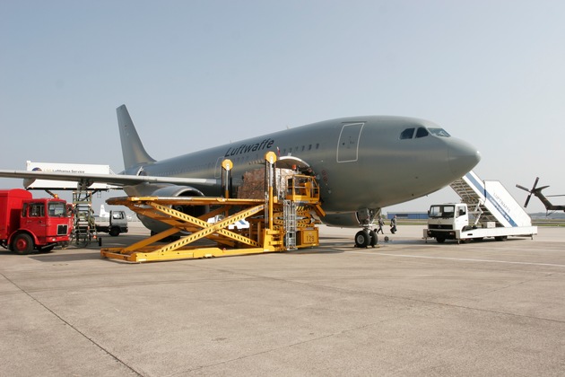 Erste Hilfsgüter der Bundeswehr im Kampf gegen Ebola (FOTO)