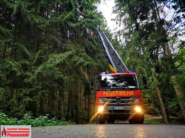 FW-PL: OT-Dingeringhausen, Baum droht auf Straße zu stürzen