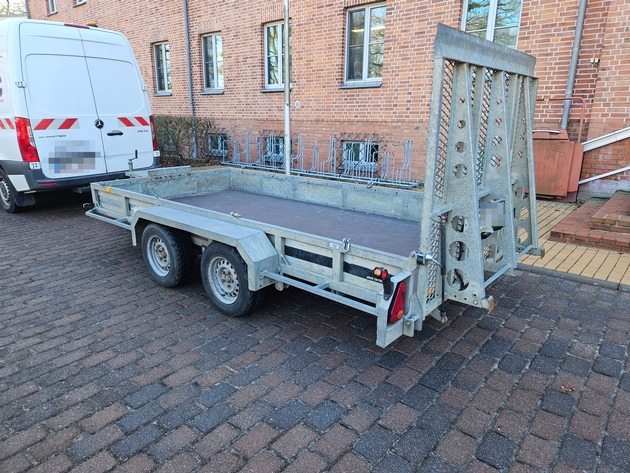 POL-HRO: Diebe stehlen Kettenbagger von Betriebsgel&auml;nde