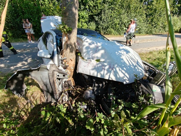 POL-STD: Zwei Autoinsassen bei Unfall in Düdenbüttel verletzt, Autofahrer bringt Radfahrerin in Horneburg zu Sturz - Polizei sucht Verursacher und Zeugen
