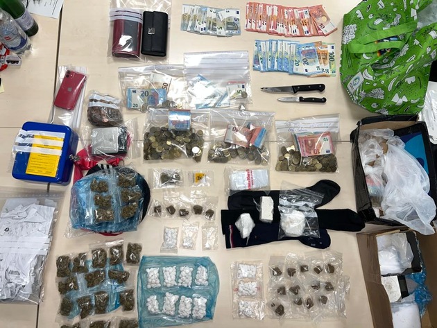 POL-D: Gaststättenkontrolle in Flingern - Illegales Spielcasino ausgehoben - Kokain, Spielgeräte und Bargeld beschlagnahmt - Festnahme - Ermittlungen dauern an