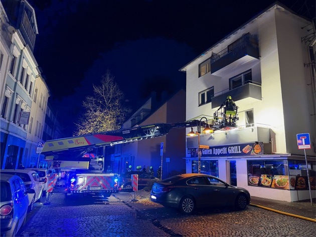 FW Paderborn: Zimmerbrand in einem Mehrfamilienhaus in der Königstraße
