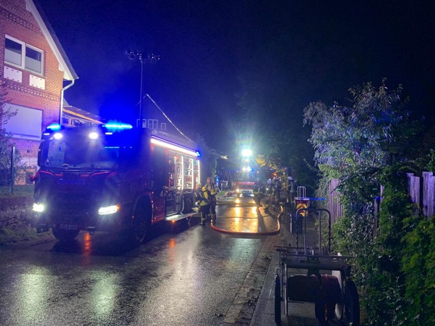 FW Dörentrup: Feuerwehr Dörentrup verhindert Schlimmeres bei Carport-Brand - zwei Hunde gerettet