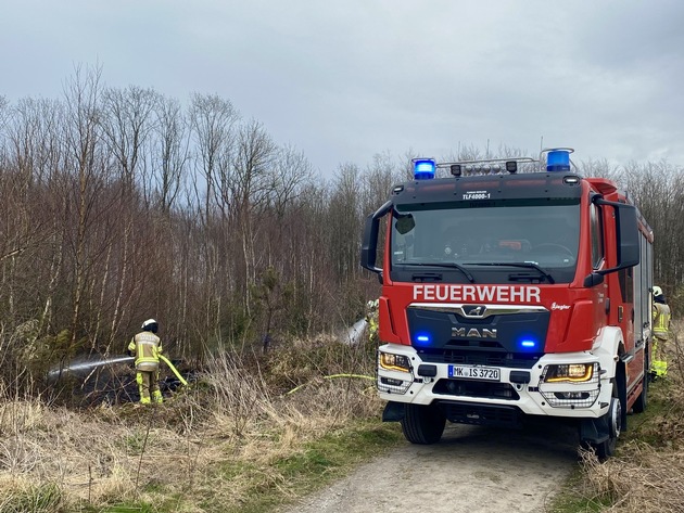 FW-MK: Kleiner Waldbrand und ein ausgelöster Heimrauchmelder beschäftigten die Feuerwehr Iserlohn