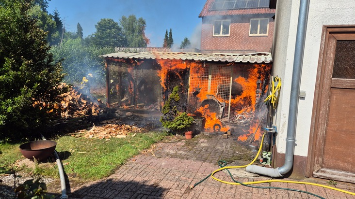 FW Südheide: Schuppenbrand greift auf Dachstuhl über-Feuerwehren in Hermannsburg im Großeinsatz