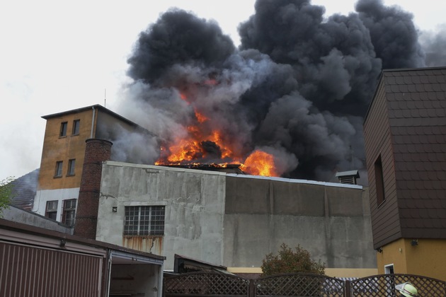FW-DO: 14.06.2020 - FEUER IN OESTRICH Ausgedehnter Gebäudebrand um ehemaligem Getränkemarkt