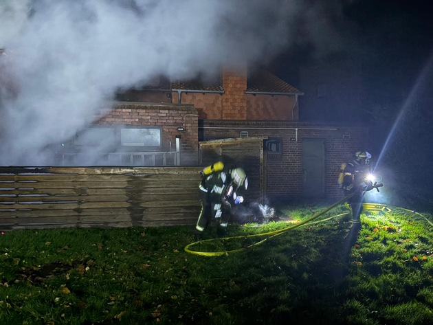 FW-WRN: Gebäudebrand in der Wichernstraße
