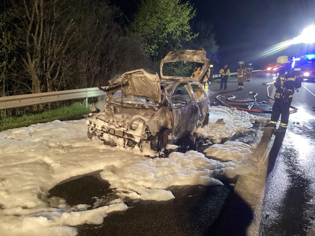 FW Speyer: Pkw-Brand nach Auffahrunfall auf Rastplatz Binshof