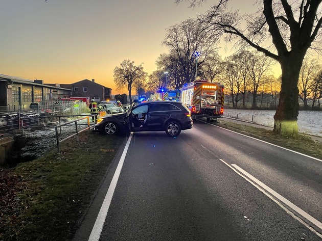 FW-ROW: Schwerer Verkehrsunfall auf Landesstraße: Feuerwehr befreit eingeschlossene Person