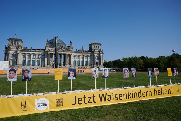 50 Meter lange "Speisen für Waisen"-Tafel: In Solidarität mit den Kindern im Erdbebengebiet Türkei-Syrien