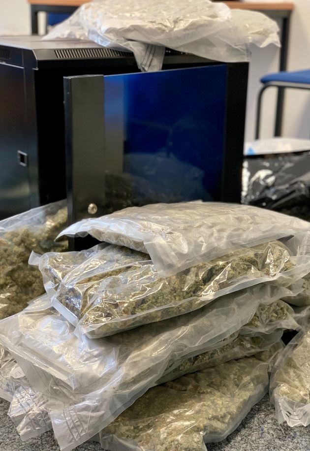 ZOLL-E: Drogen per Paket 
- Zollfahndung Essen stellt fast 9 kg Marihuana sicher 
- 36.000 Euro und 1 getarnter Elektroschocker beschlagnahmt
- 3 Personen vorläufig festgenommen