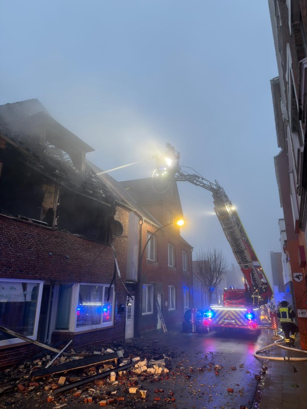 FW-HEI: Feuer in leerstehendem Geb&auml;ude - mehrere Feuerwehren im Einsatz