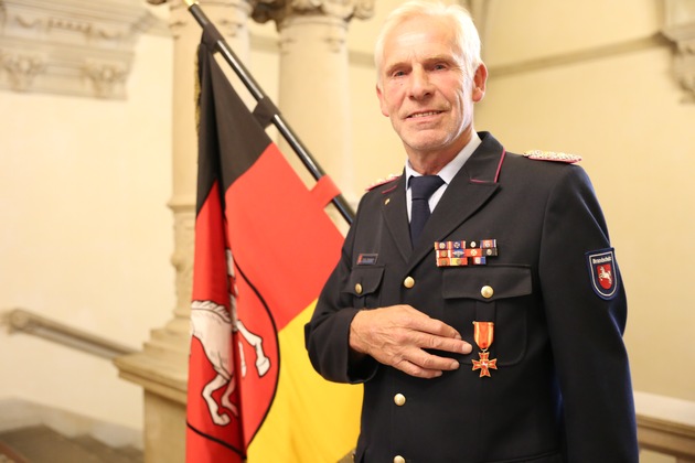 POL-OS: Wechsel des Regierungsbrandmeisters in Ostfriesland - Hohe Auszeichnung für Ernst Hemmen