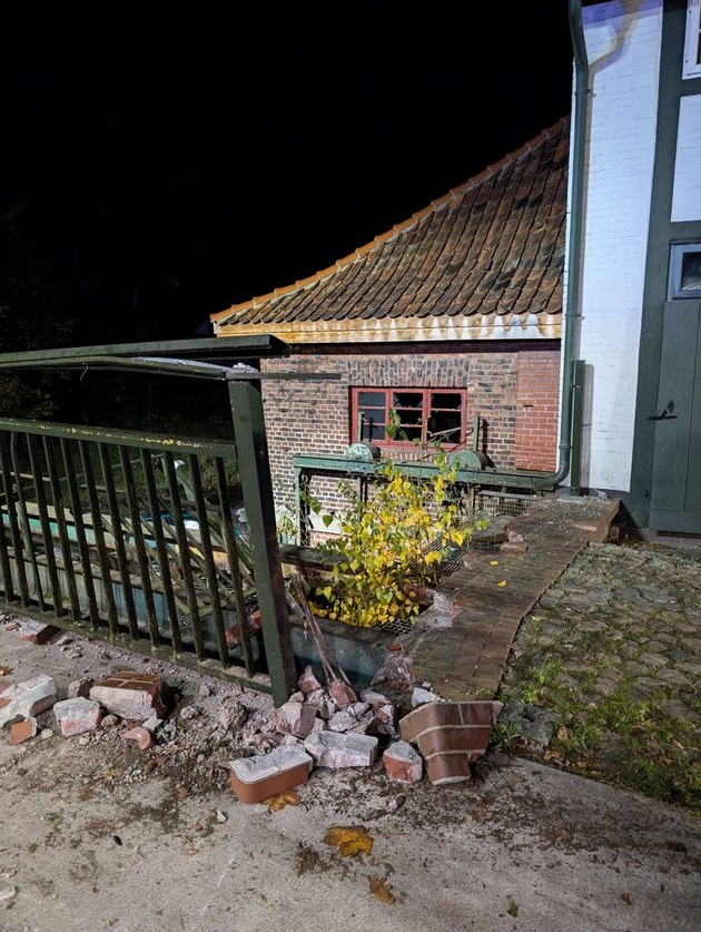 FW-ROW: Nächtlicher Unfall in Rotenburg: PKW landet in der Wiedau