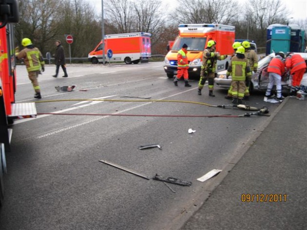 POL-SE: Pinneberg: Schwerer Verkehrsunfall heute früh in der Quickborner Straße - 47-jähriger Fahrer aus Rellingen klemmt im Fahrzeug und muss durch die Feuerwehr befreit werden