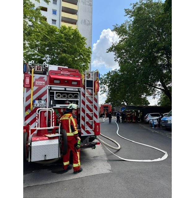 FW Düren: Feuer in Hochhaus