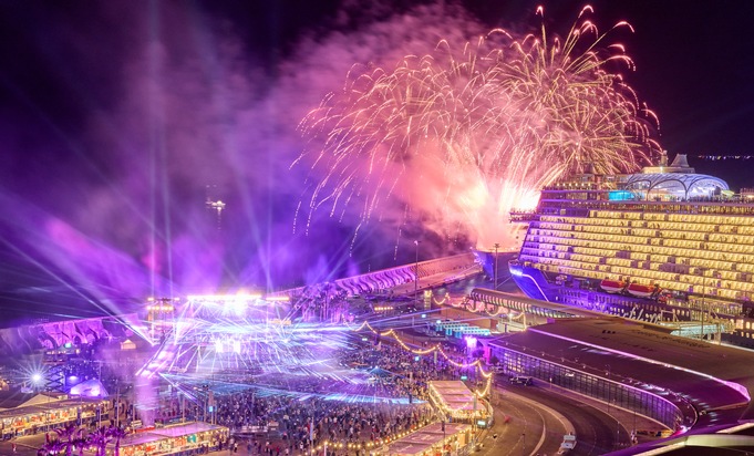 “Relaxing rocks”: Spectacular naming of Mein Schiff Relax with Robbie Williams / For the first time, guests of three ships in the fleet were able to experience the festive moment together