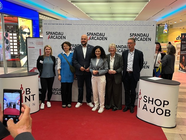 Karriere-Update beim Einkaufsbummel: &bdquo;Shop A Job&ldquo; bietet neue Berufsperspektiven in den Spandau Arcaden