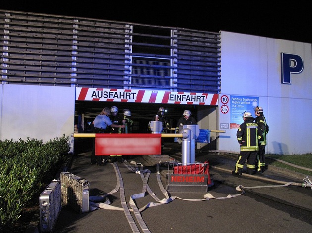 FW-AR: Parkhaus in Arnsberg-Neheim nach PKW-Brand vorläufig gesperrt