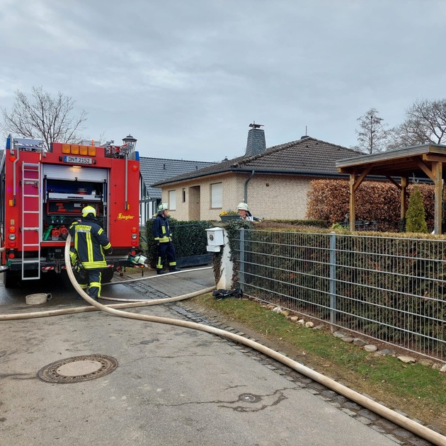 FW Heimbach: Brand eines Anbaus mit Übergriff auf Garage und Wohnhaus - Feuerwehr verhindert Schlimmeres