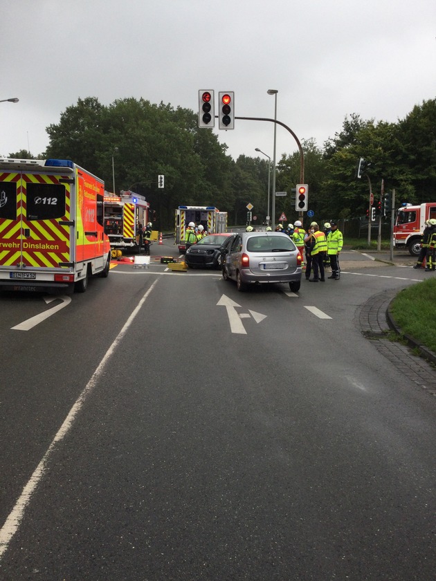 FW Dinslaken: Schwerer Verkehrsunfall in Dinslaken auf der Oberhausener Straße