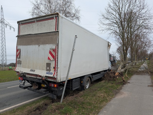 POL-STD: LKW-Fahrer weicht entgegenkommendem Sattelzug aus und prallt im Seitenraum gegen einen Baum - Fahrer bleibt unverletzt - Polizei sucht Verursacher und Zeugen