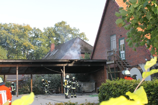 FW-ROW: Brennt Carport