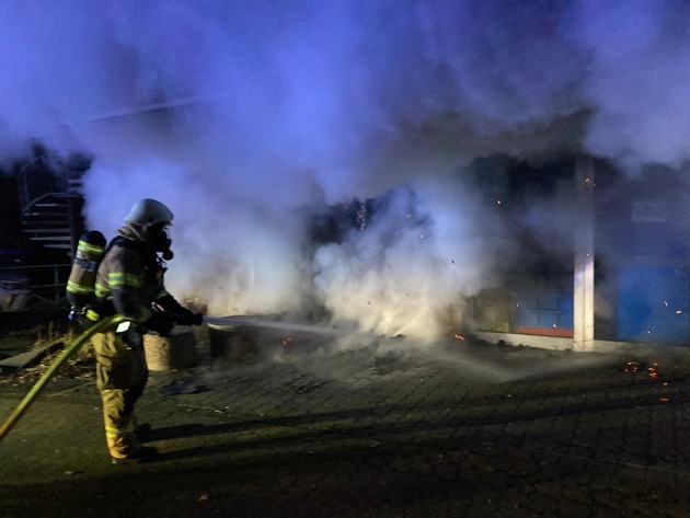 FW-GL: Mülltonnenbrand in der Stadtmitte von Bergisch Gladbach drohte auf Wohn- und Geschäftshaus überzugreifen