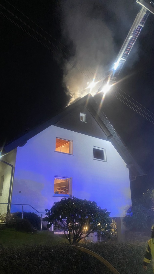 FW Marienheide: Kaminbrand dehnte sich auf Dachstuhl aus - Feuerwehr Marienheide mit 70 Kräften im Einsatz