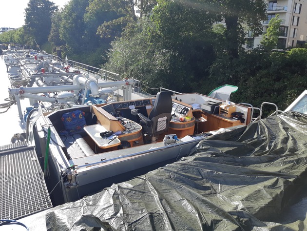 WSPI-OLD: Binnenschiff durchfährt die Eisenbahnbrücke bei Drielake und wird dabei stark beschädigt
