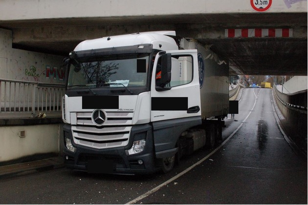 POL-PDLU: Frankenthal - Lkw bleibt in Unterführung stecken (mit Lichtbildern)