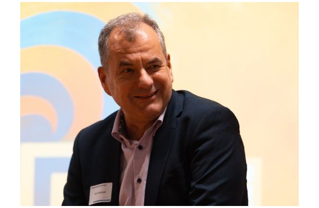 Nervende Mitarbeiter? Oder eher überforderte Chefs? Starke Praxisimpulse und Tipps vom Weltmeister für Unternehmer und Führungskräfte beim b-steps summit 2025