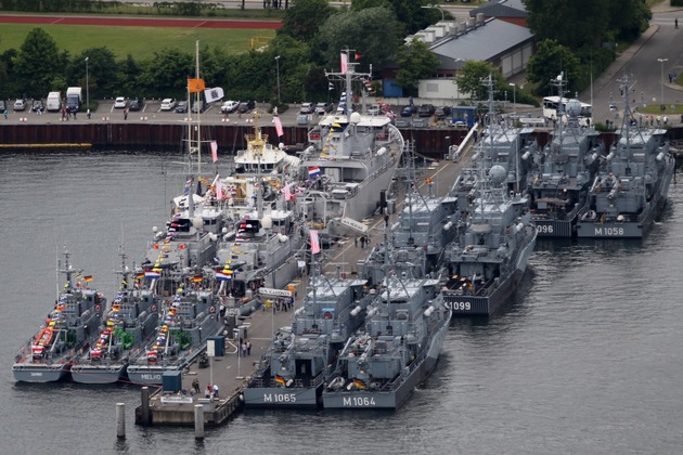 Großes Treffen der Botschafter in Blau - Marine präsentiert sich auf der Kieler Woche 2013 (BILD)