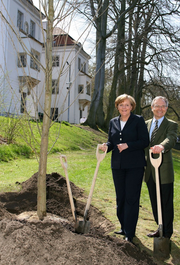 Bundeskanzlerin Dr. Angela Merkel und Professor Dr. Günther Fielmann pflanzen den 750.000sten Fielmann-Baum