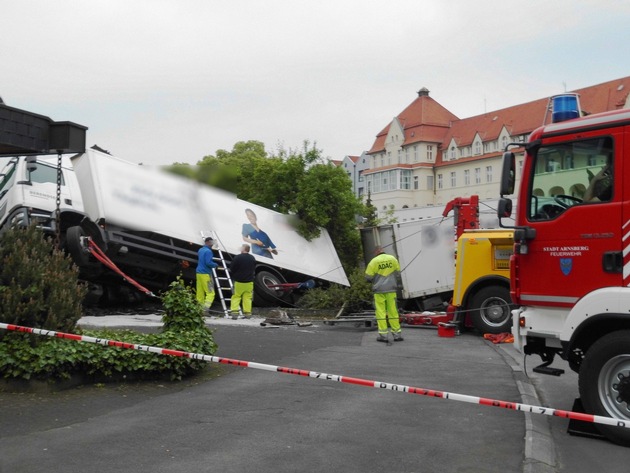 FW-AR: Fahrerloser LKW rollt in Arnsberg über Kreuzung und stürzt um
