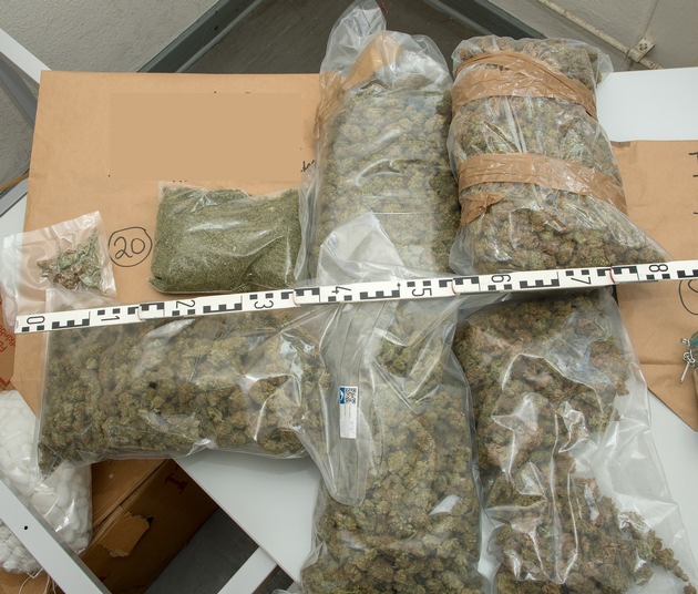 POL-D: Schneller Ermittlungserfolg der Drogenfahnder - Kurierfahrer festgenommen - Größere Mengen Betäubungsmittel und Bargeld sichergestellt - Haftrichter