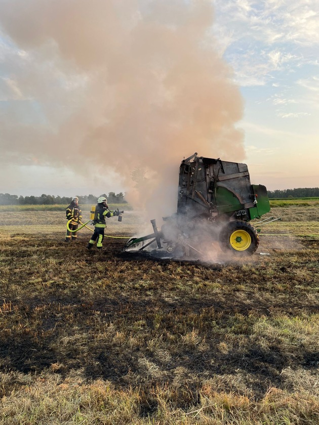 POL-STD: Rundballenpresse bei landwirtschaftlichen Arbeiten in Kutenholz in Brand geraten