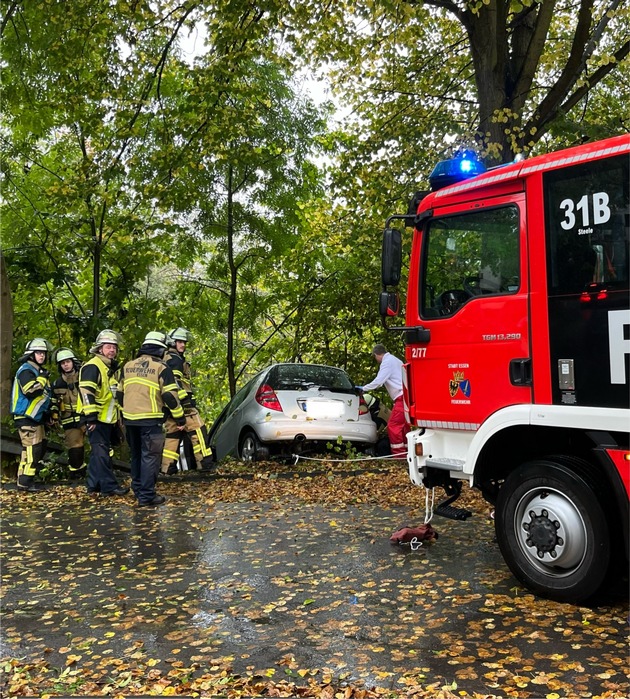 FW-E: Schwerer Verkehrsunfall - Pkw durchbricht Leitplanke und droht Abhang abzurutschen