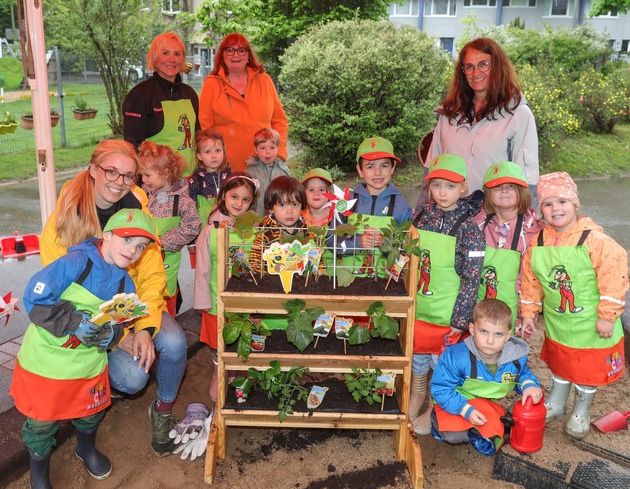 BAUHAUS unterstützt 40 Kölner Kitas mit Hochbeeten und Pflanzen