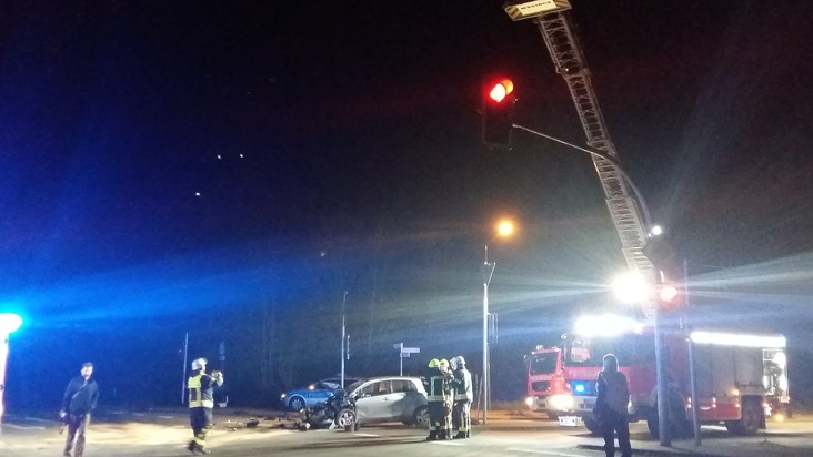 POL-HM: Kollision von zwei Pkw - beide Fahrerinnen verletzt ins Krankenhaus